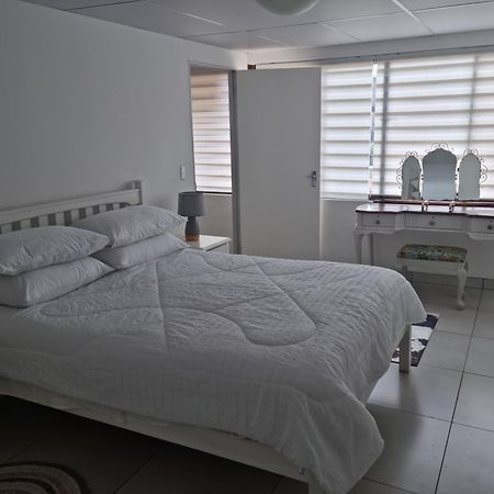 12 On Vaal Drive Guesthouse 밴더바일파크 외부 사진