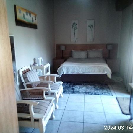 12 On Vaal Drive Guesthouse 밴더바일파크 외부 사진