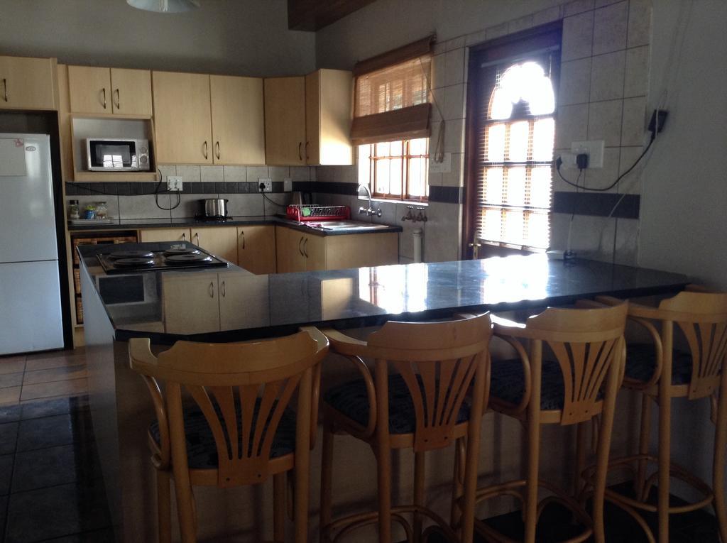 12 On Vaal Drive Guesthouse 밴더바일파크 외부 사진