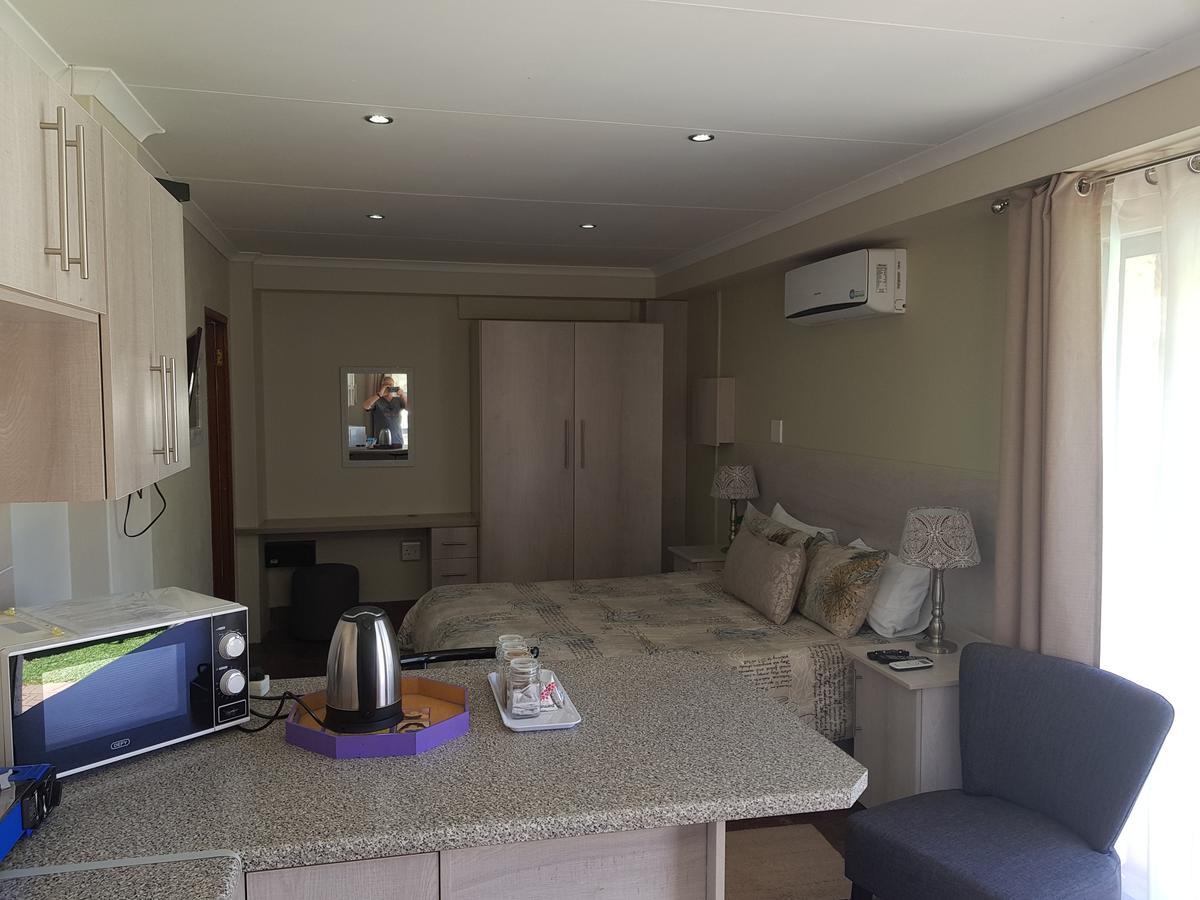 12 On Vaal Drive Guesthouse 밴더바일파크 외부 사진