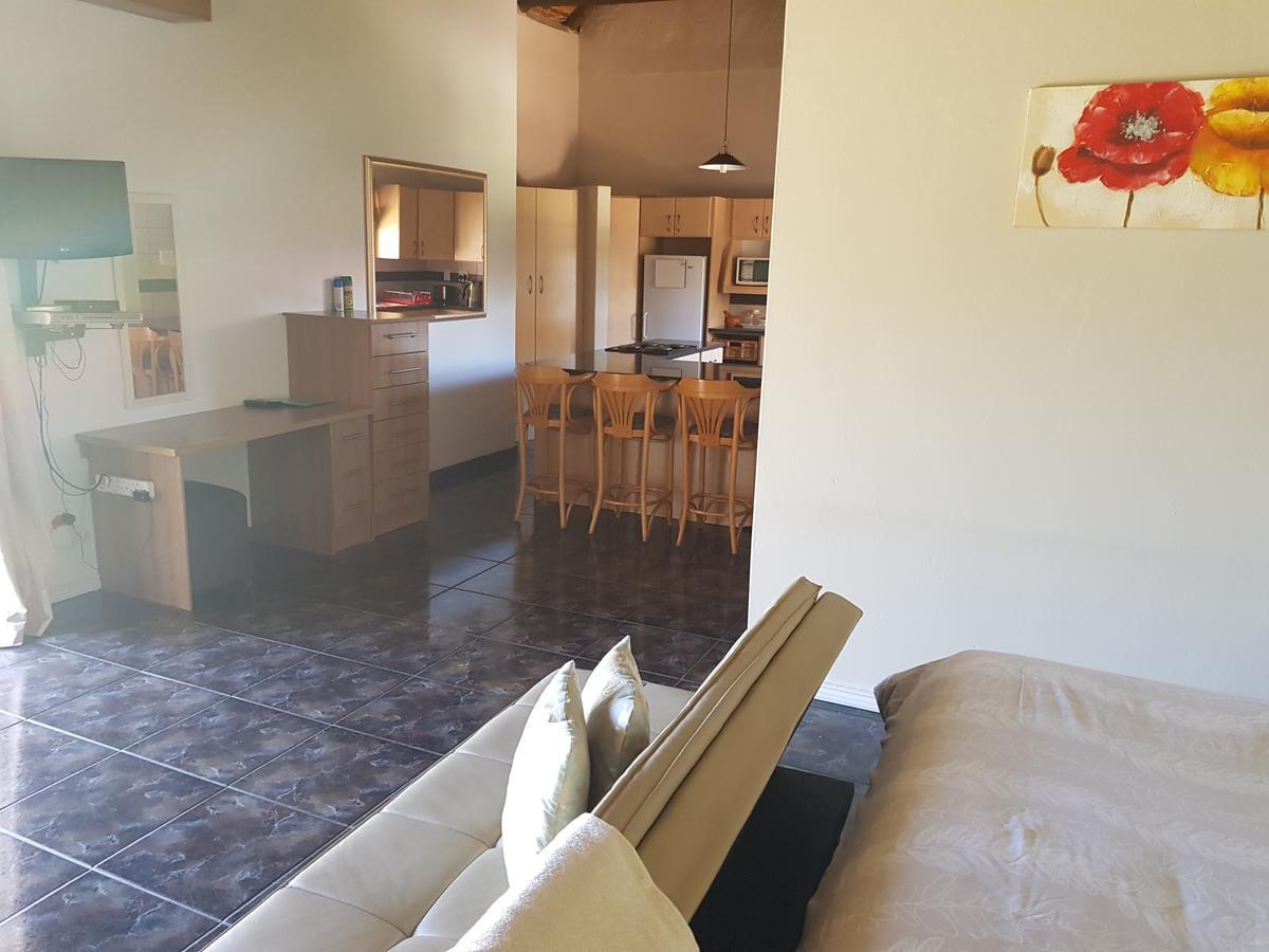 12 On Vaal Drive Guesthouse 밴더바일파크 외부 사진