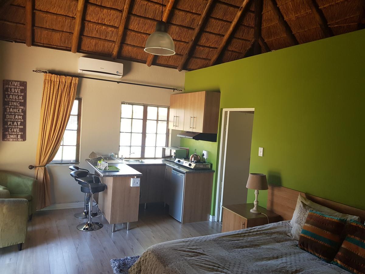 12 On Vaal Drive Guesthouse 밴더바일파크 외부 사진