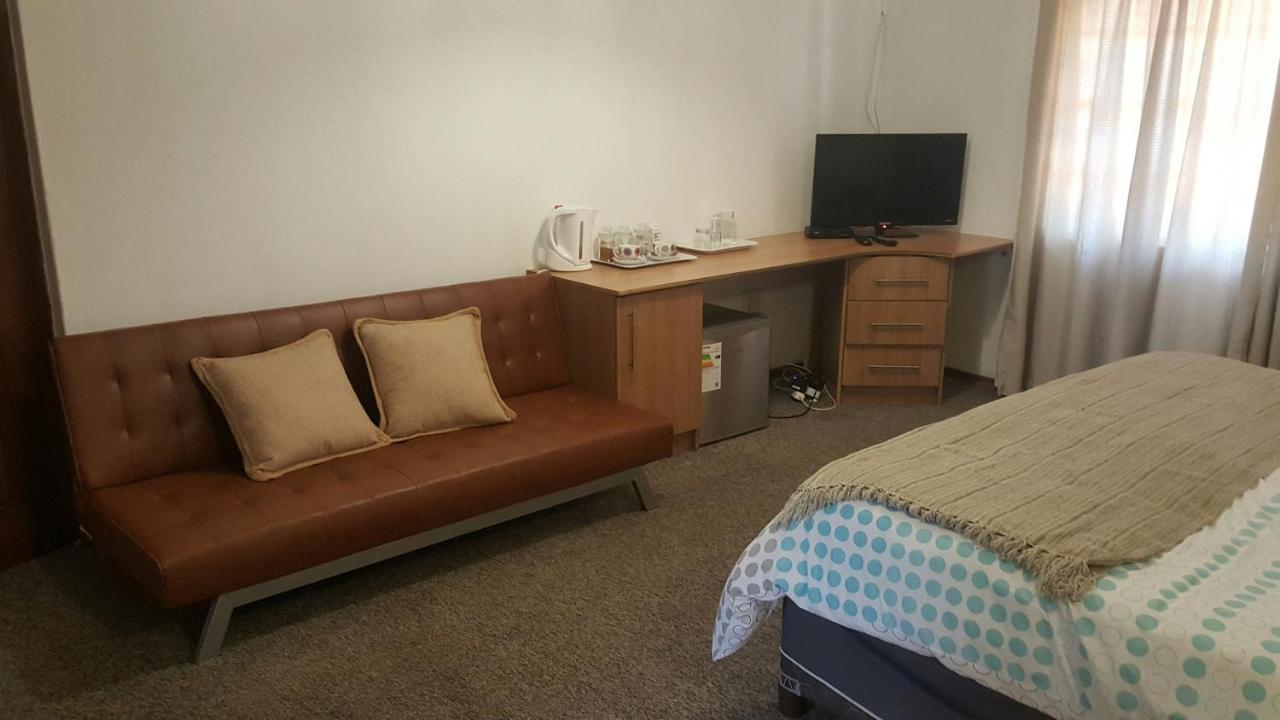 12 On Vaal Drive Guesthouse 밴더바일파크 외부 사진