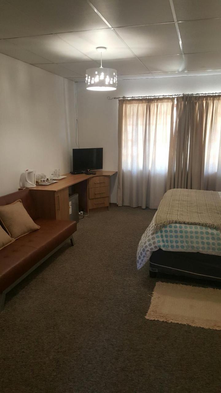 12 On Vaal Drive Guesthouse 밴더바일파크 외부 사진