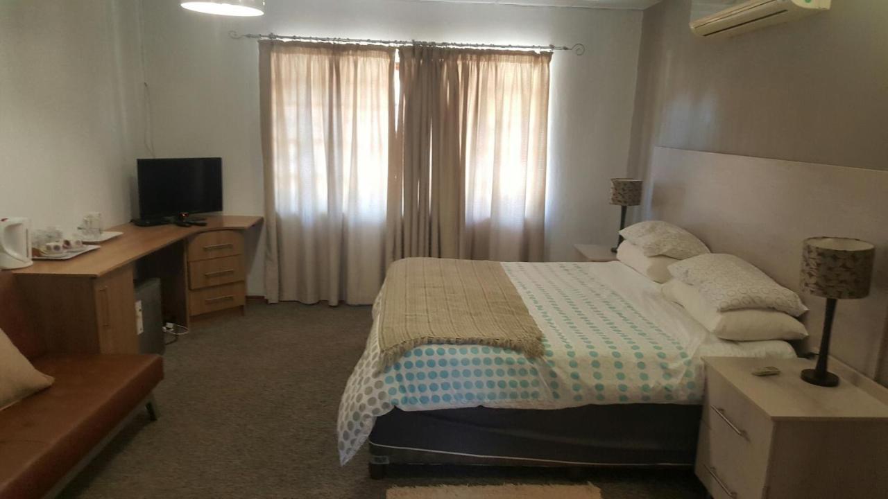 12 On Vaal Drive Guesthouse 밴더바일파크 외부 사진