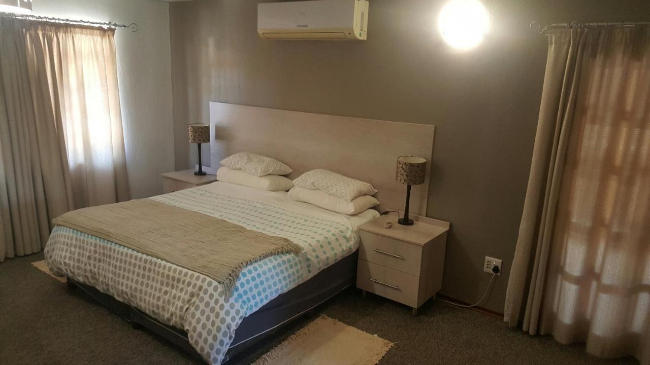 12 On Vaal Drive Guesthouse 밴더바일파크 외부 사진