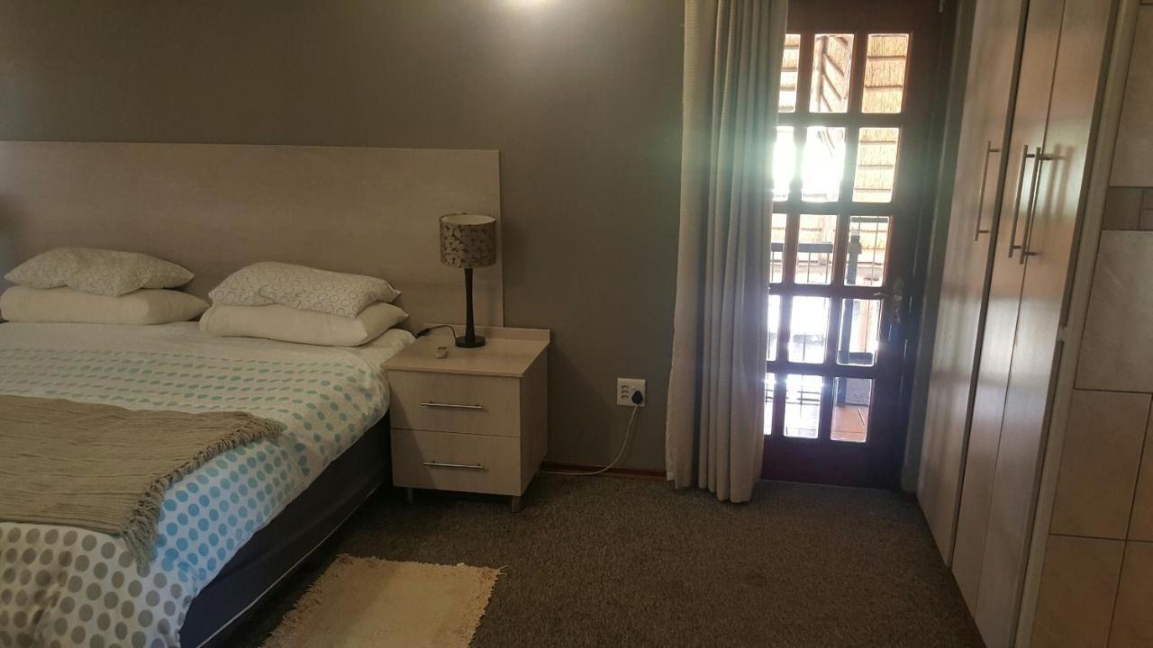 12 On Vaal Drive Guesthouse 밴더바일파크 외부 사진