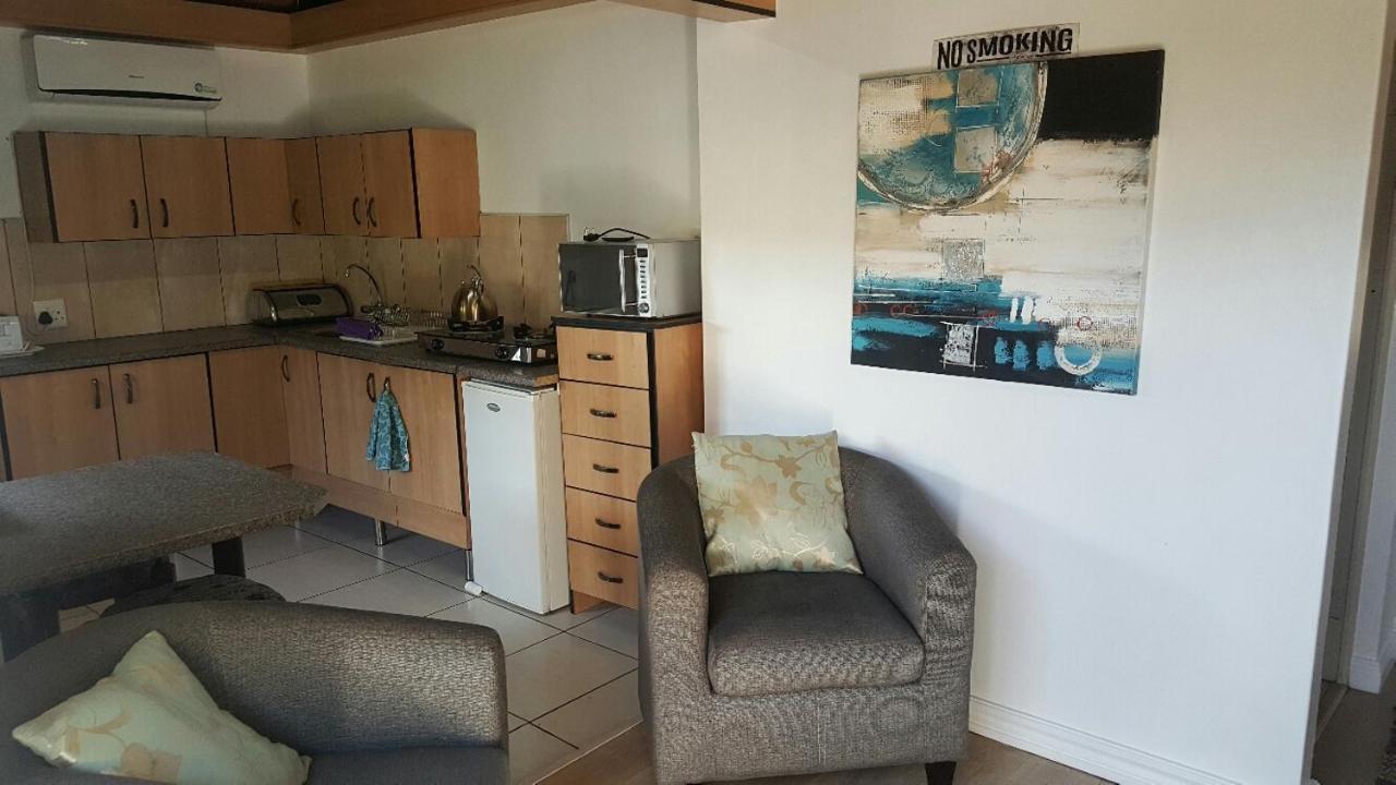 12 On Vaal Drive Guesthouse 밴더바일파크 외부 사진