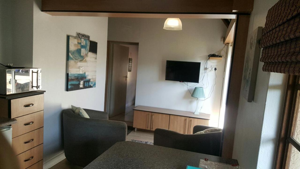 12 On Vaal Drive Guesthouse 밴더바일파크 외부 사진