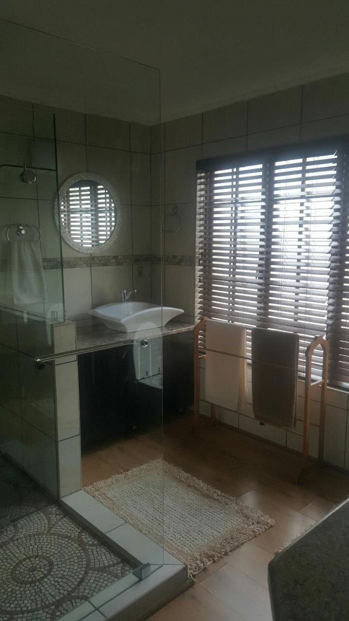 12 On Vaal Drive Guesthouse 밴더바일파크 외부 사진