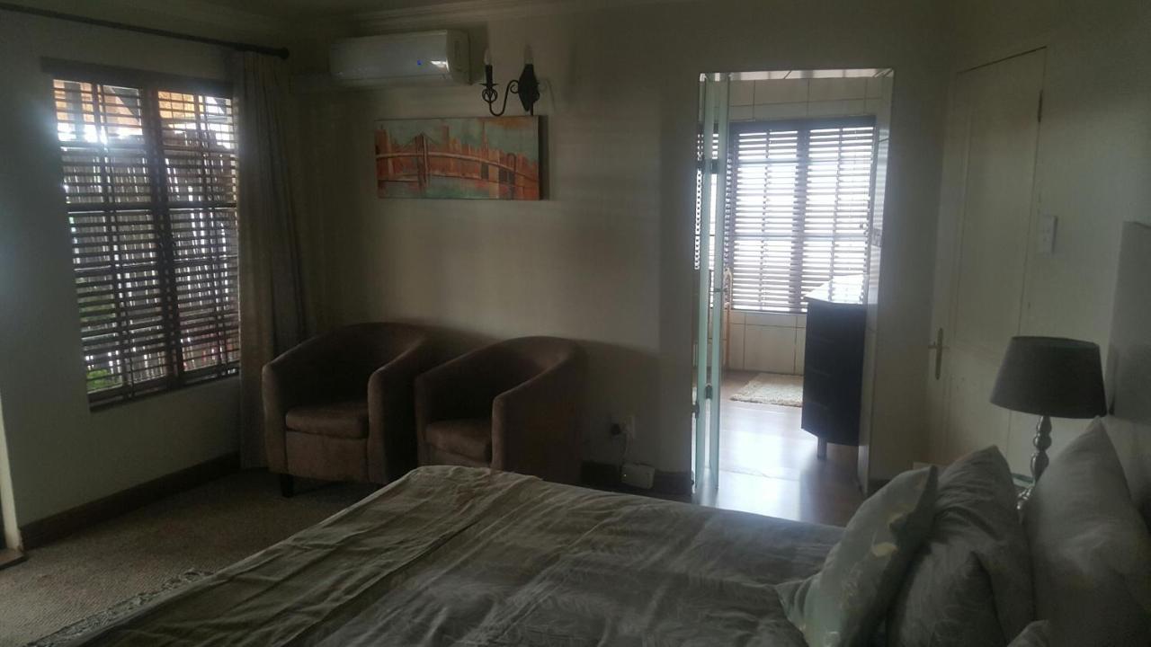 12 On Vaal Drive Guesthouse 밴더바일파크 외부 사진