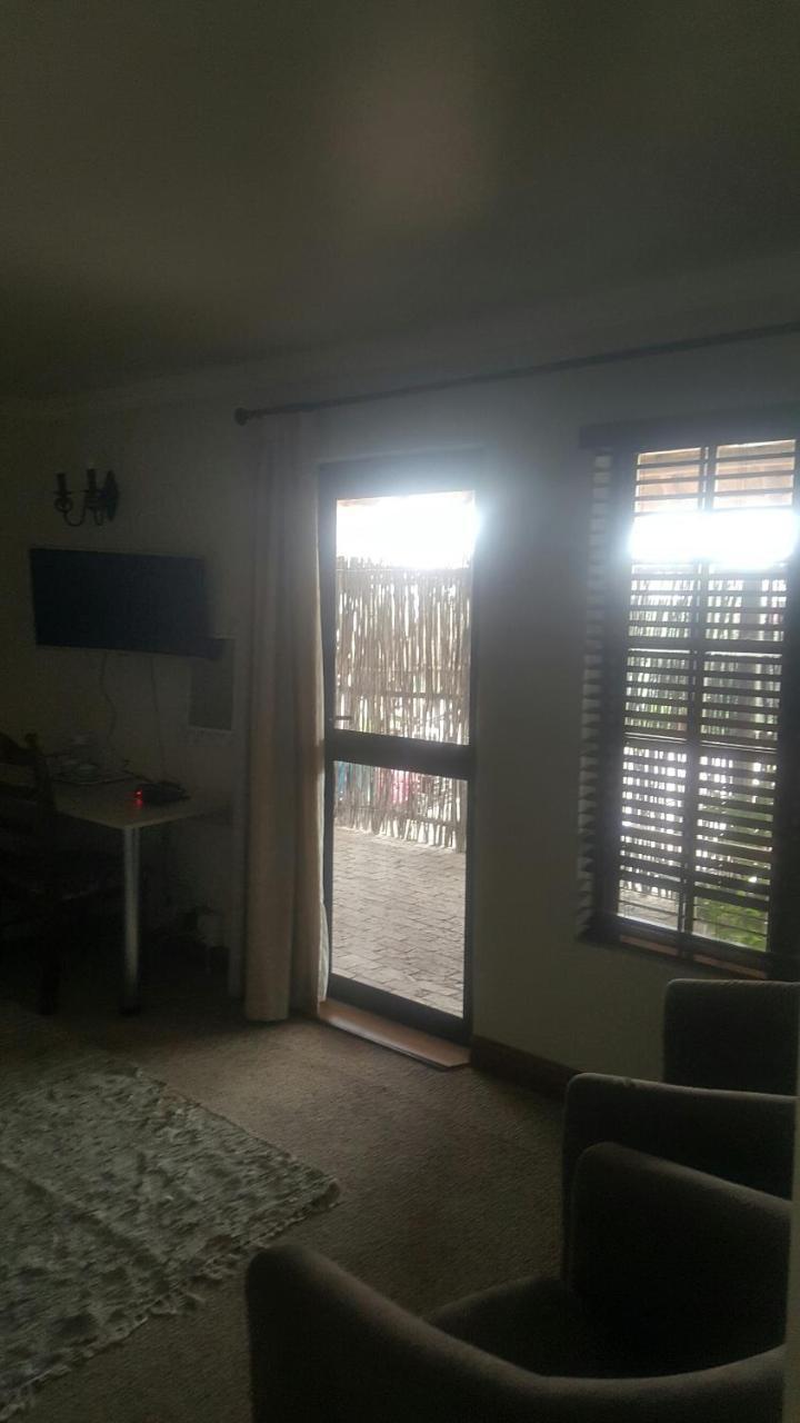 12 On Vaal Drive Guesthouse 밴더바일파크 외부 사진